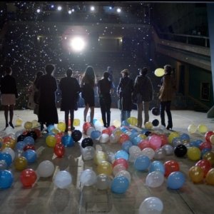 Keep Smiling: dieci mamme, dieci donne che cercano di vincere un concorso, in una scena