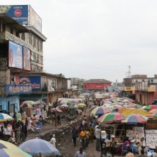 Kinshasa Kids: il mercato di Kinshasa in una scena del film
