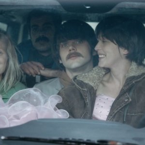 Queen of Montreuil: l'allegra brigata del film in auto in una scena del film
