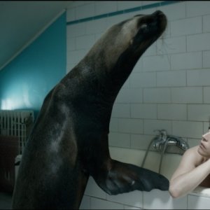 Queen of Montreuil: la protagonista Florence Loiret-Caille con un leone marino nel bagno in una bizzarra scena