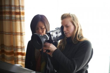 Stories We Tell: la sceneggiatrice e regista del film Sarah Polley sul set insieme al direttore della fotografia Iris Ng