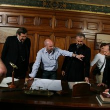 The Tightrope: il regista Simon Brook con gli ingegneri della società Eiffel