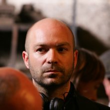 The Tightrope: il regista Simon Brook sul set alla Tour Eiffel