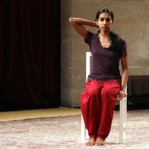 The Tightrope: l'attrice e danzatrice Shantala Shivalingappa in una scena