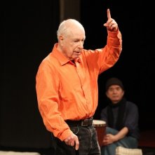 The Tightrope: un'immagine del grande Peter Brook durante una lezione di teatro