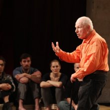 The Tightrope: un'immagine di Peter Brook durante una lezione di teatro