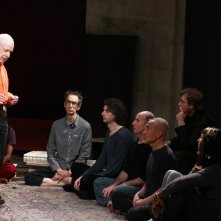 The Tightrope: un'immagine di Peter Brook in teatro