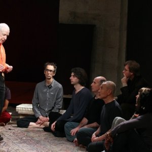 The Tightrope: un'immagine di Peter Brook in teatro