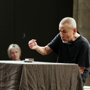 The Tightroper: Yoshi Oida in una scena del docu-film teatrale di Simon Brook