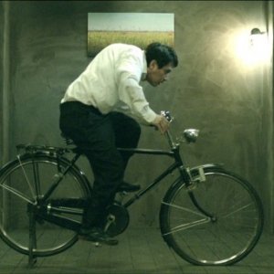 The weight: il protagonista Cho Jae-hyun, in una scena nei panni di un un becchino malato di artrite e di tubercolosi