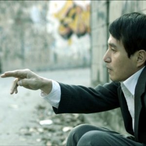 The weight: il protagonista Cho Jae-hyun, in una scena nei panni di un uomo 'deformato dalla vita'