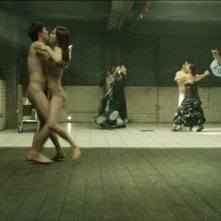 The weight: una macabra e surreale scena del film che riprende un valzer tra vivi e morti