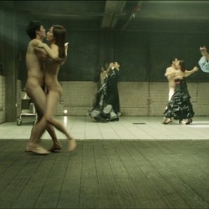 The weight: una macabra e surreale scena del film che riprende un valzer tra vivi e morti