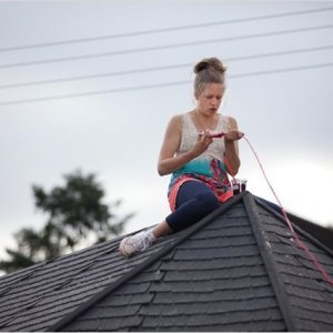 Die Kirche bleibt im Dorf : una spericolata Julia Nachtmann su un tetto