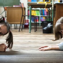 Du Vent dans mes mollets - Anna Lemarchand e Juliette Gombert si nascondono dietro una porta