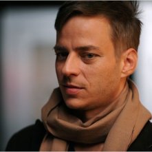 Frisch gepresst: Tom Wlaschiha in una scena