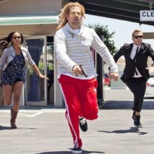 Hit & Run: Joy Bryant, Bradley Cooper e Ryan Hansen in fuga