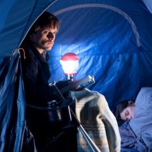 Sebastian Stan si rifugia in una tenda, con tanto di lanterna accesa, nel film The Apparition