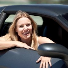 Una sorridente Kristen Bell in Hit & Run nel quale interpreta Annie