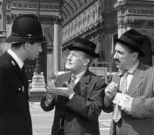 'Una semplice informazione' per Totò e Peppino De Filippo in una scena di Totò, Peppino e la malafemmina