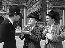 'Una semplice informazione' per Totò e Peppino De Filippo in una scena di Totò, Peppino e la malafemmina