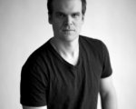 David Harbour chirurgo in Elementary