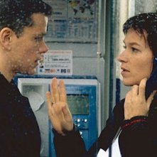 Matt Damon e Franka Potente in una scena del film The Bourne Identity