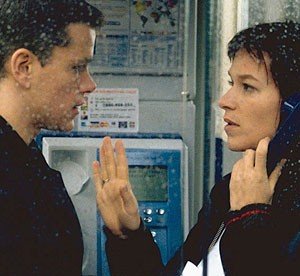 Matt Damon e Franka Potente in una scena del film The Bourne Identity