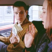 Matt Damon insieme a Franka Potente in una scena del film The Bourne Identity