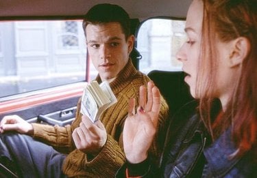 Matt Damon insieme a Franka Potente in una scena del film The Bourne Identity