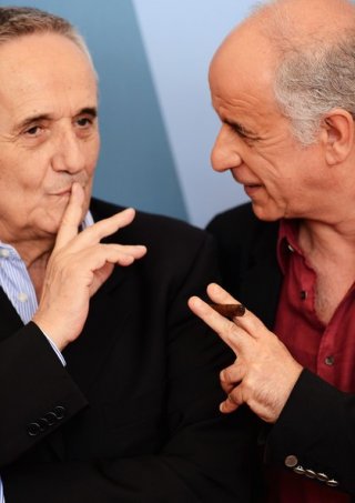 Venezia 2012: Bellocchio e Servillo - regista e interprete di Bella Addormentata - chiacchierano davanti ai fotografi