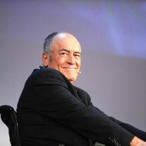 Bernardo Bertolucci in un'immagine tratta dal documentario backstage Sedia elettrica