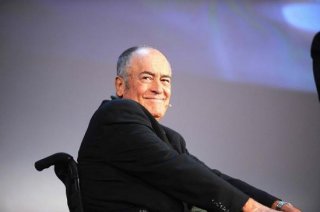 Bernardo Bertolucci in un'immagine tratta dal documentario backstage Sedia elettrica