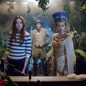 Karen Gillan, Rupert Graves e Riann Steele nell'episodio Dinosaurs on a Spaceship della settima stagione di Doctor Who