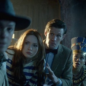 Karen Gillan, Rupert Graves, Matt Smith, Mark Williams, Arthur Darvill e Riann Steele nell'episodio Dinosaurs on a Spaceship della settima stagione di Doctor Who