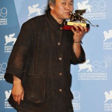 Venezia 2012:  Kim ki-duk bacia il Leone d'Oro ricevuto per Pietà
