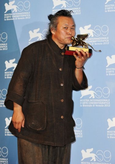 Venezia 2012:  Kim ki-duk bacia il Leone d'Oro ricevuto per Pietà