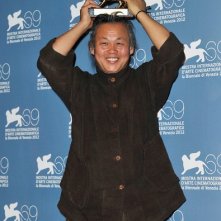 Venezia 2012: un raggiante Kim ki-duk con il Leone d'Oro ricevuto per Pietà