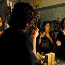 Nicole Grimaudo e Paola Minaccioni in una scena del film All'ultima spiaggia