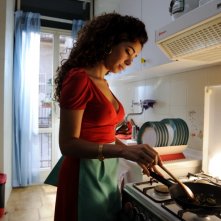 All'ultima spiaggia: Aurora Cossio ai fornelli in una scena del film