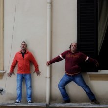 All'ultima spiaggia: Pablo, del duo comico Pablo e Pedro, insieme ad Antonio Giuliani in una scena