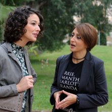 Nicole Grimaudo insieme a Paola Minaccioni in una scena di All'ultima spiaggia