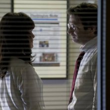 Political Animals: Carla Gugino e Dan Futterman in una scena dell'episodio The Woman Problem