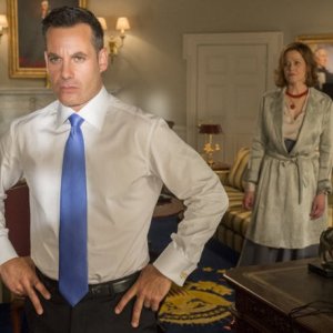 Political Animals: Sigourney Weaver ed Adrian Pasdar nel Pilot della serie