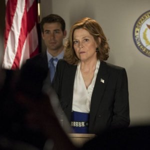 Political Animals: Sigourney Weaver in una scena del Pilot della serie