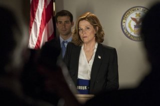 Political Animals: Sigourney Weaver in una scena del Pilot della serie
