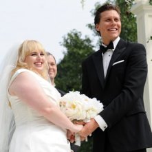 The Wedding Party: gli sposi Rebel Wilson e Hayes MacArthur in una scena