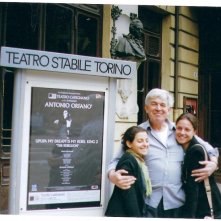 Torino-Teatro Carignano /LORENZA CAROLEO con MR.GINETTO(responsabile tecnico del Carignano) e (a sinistra) LARA CHIELLINO davanti al Teatro Carignano durante una pausa delle prove di Upupa My Dream is
