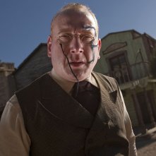 Adrian Scarborough  in una foto promozionale dell'episodio A Town Called Mercy della settima stagione di Doctor Who