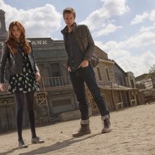 Arthur Darvill e Karen Gillan in un'immagine promozionale dell'episodio A Town Called Mercy della settima stagione di Doctor Who